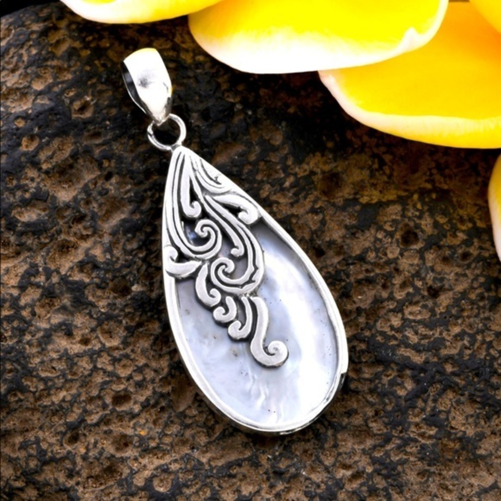 Mother of Pearl pendant in sterling silver Bali